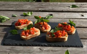 Tomaten-Bruscetta mit frischem Basilikum
