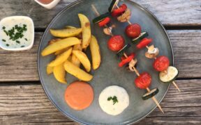 Kartoffelwedges und Gemüsespiesschen (mit Quark- und Cocktailsauce)