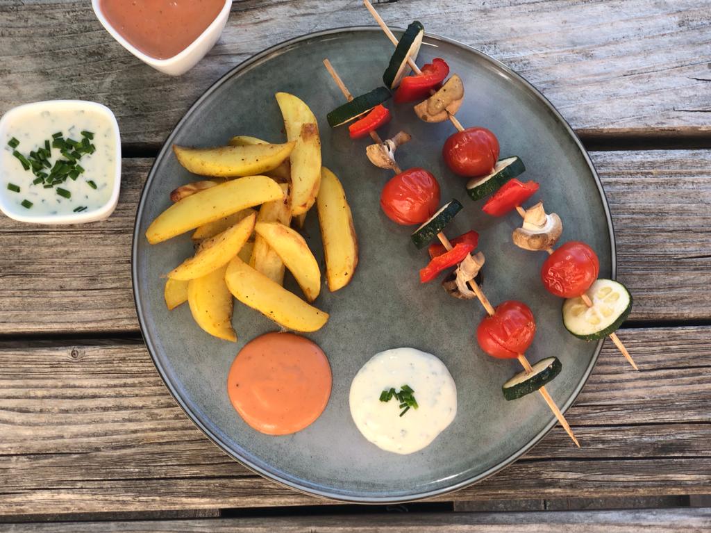 Kartoffelwedges und Gemüsespiesschen (mit Quark- und Cocktailsauce)