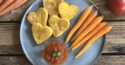 Maisschnitten mit Tomatensauce und gedämpften Karotten