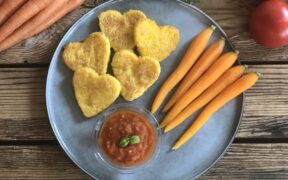 Maisschnitten mit Tomatensauce und gedämpften Karotten