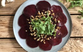 Rote Beete Carpaccio mit Walnüssen und Rucola