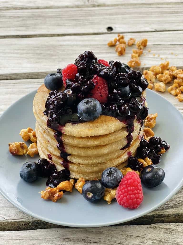 vegane Pancakes mit Beerenkompott und caramelisierte Nüsse