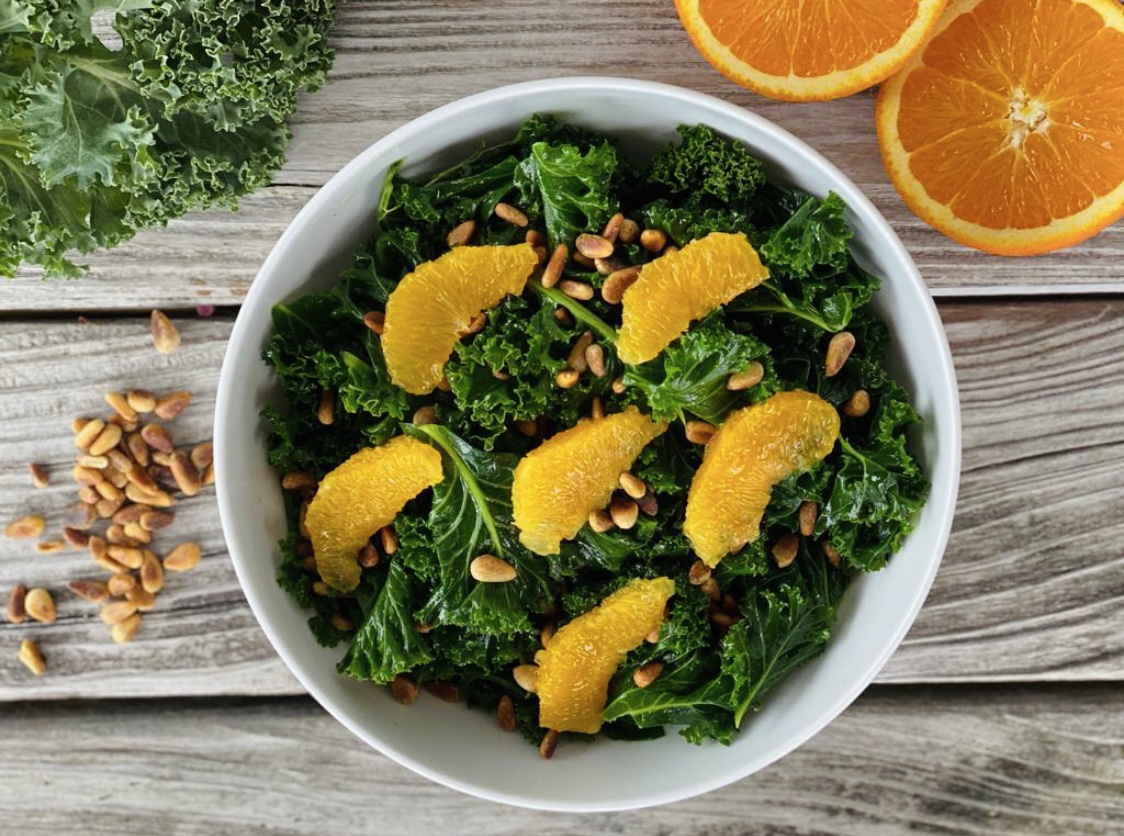 Grünkohlsalat (Federkohlsalat) mit Orange und Pinienkernen, vegan