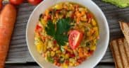 gesundes Gemüse Tatar mit Avocado, vegan