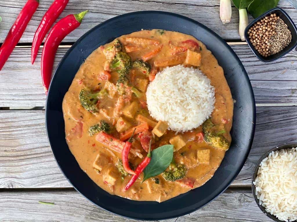 Rotes Thai Curry Rezept vegan mit Tofu und Gemüse (mit selbstgemachter Paste)