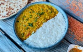 veganes indisches rotes Linsen Dal mit Reis und Naan Brot