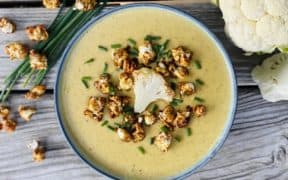 vegane Blumenkohlsuppe mit Kokosmilch und Curry-Popcorn Topping