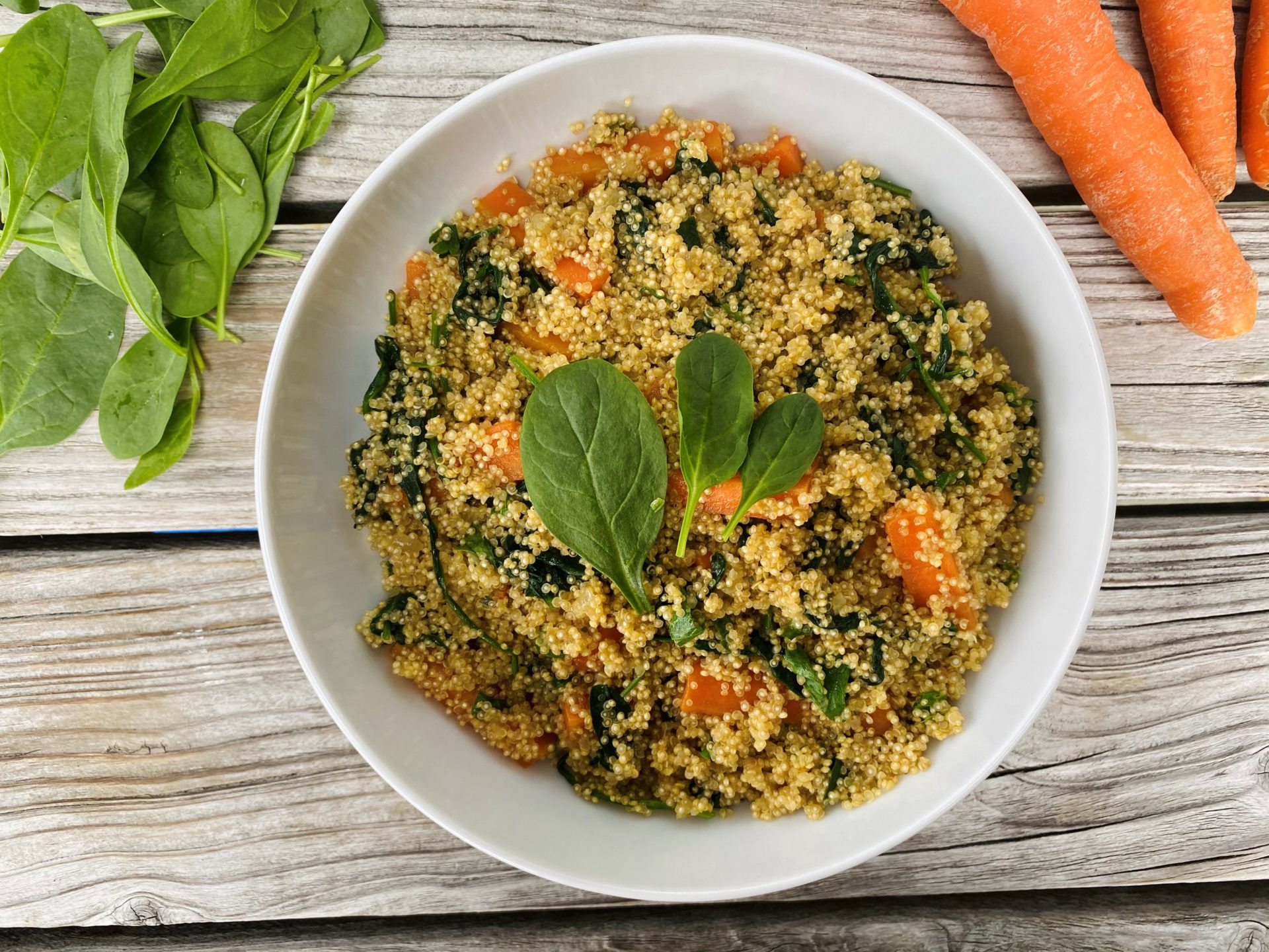 Gemüse Quinoa vegan mit Karotten und Spinat