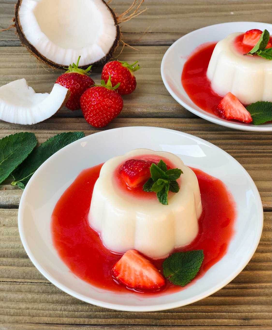 Kokos Panna Cotta mit Erdbeersauce (vegan und zuckerfrei)