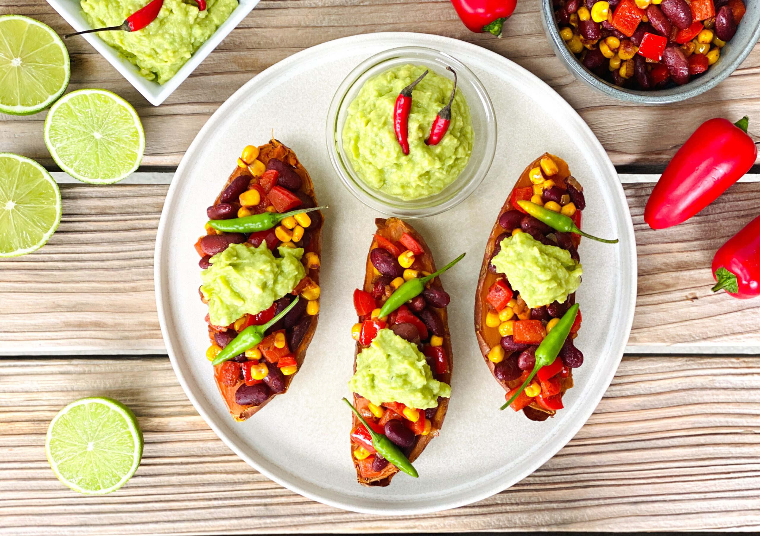 mexikanisch gefüllte Süsskartoffeln, mit selbstgemachter Guacamole (vegan)