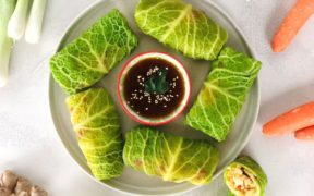 vegane asiatische Kohlrouladen mit Reisfüllung und Soja-Sauce Dip