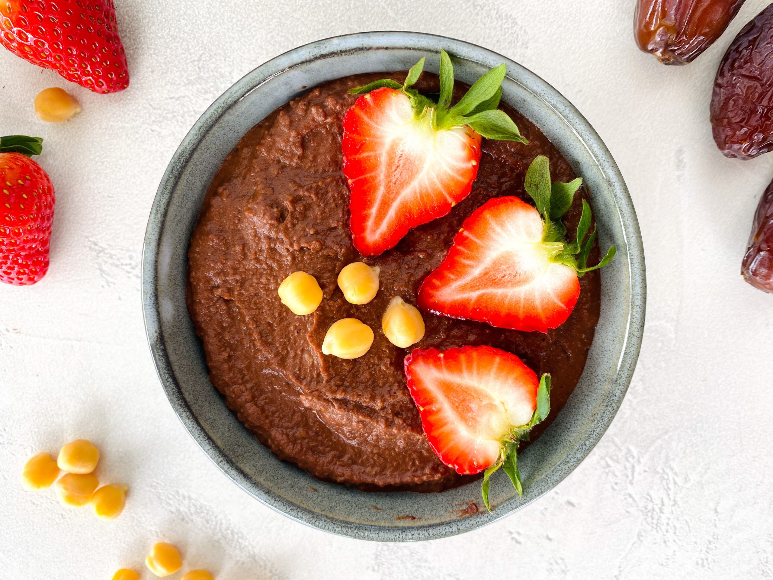 gesunder, proteinreicher Schokoladen Hummus, vegan und zuckerfrei (gesundes Nutella)