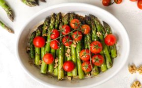 grüner Spargel aus dem Ofen mit Cherrytomaten und gerösteten Nüssen, vegan