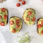 leckerster veganer Apero-Snack: Hummus Brötchen mit Avocado, Zwiebelsprossen und Cherrytomaten