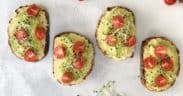 leckerster veganer Apero-Snack: Hummus Brötchen mit Avocado, Zwiebelsprossen und Cherrytomaten