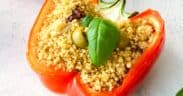 mediterran gefüllte Paprika mit Couscous, eingelegten Tomaten und Oliven