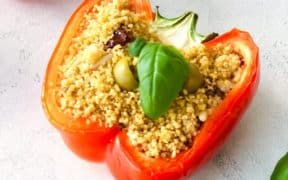 mediterran gefüllte Paprika mit Couscous, eingelegten Tomaten und Oliven