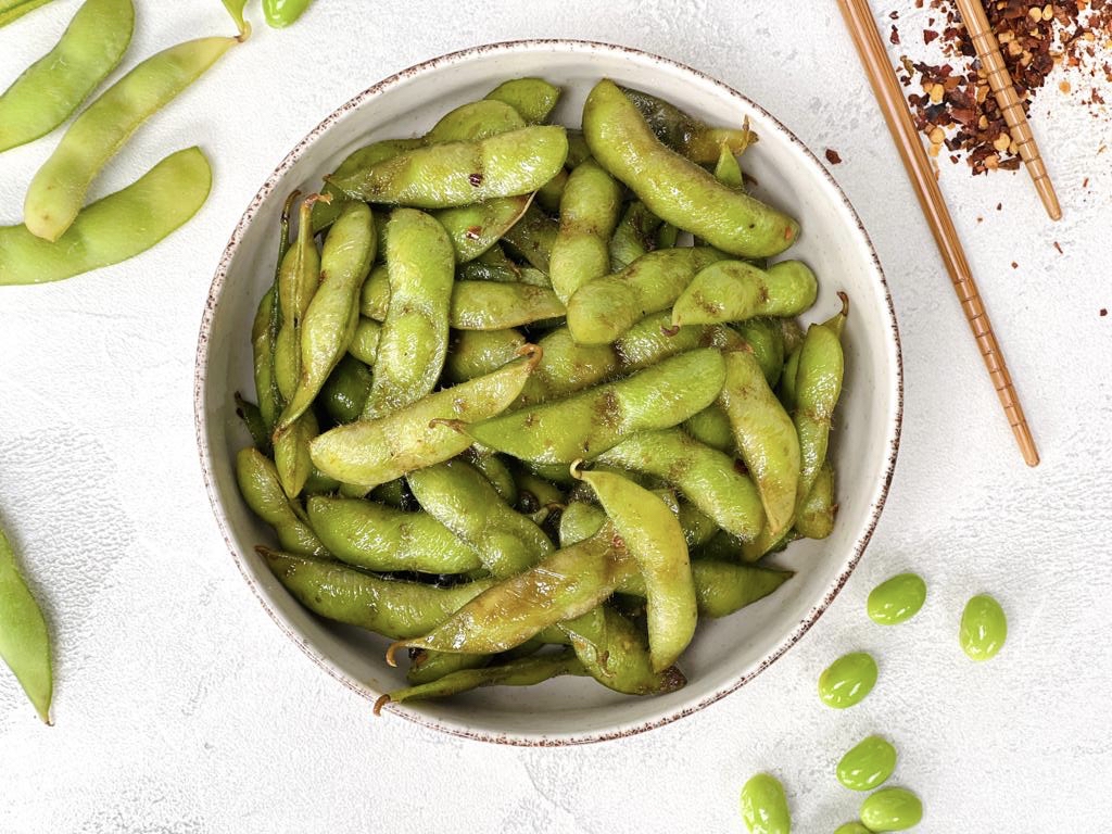 Proteinreicher Snack (vegan): scharfe Edamame mit Chiliflocken und Sojasauce oder Edamame mit Meersalz