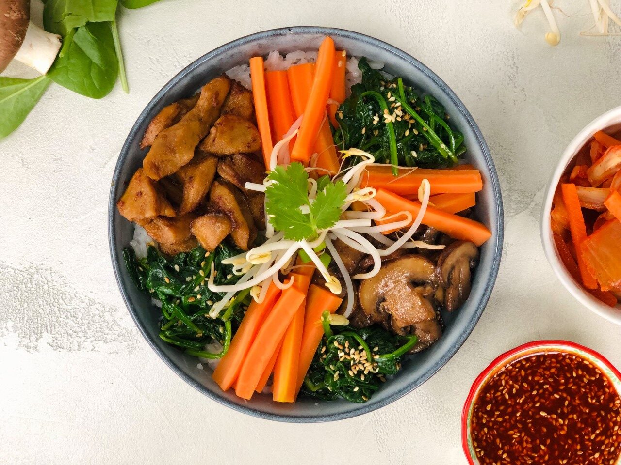 Koreanische Reis-Bowl "Bibimbap", mit planted chicken und Gemüse (vegan)