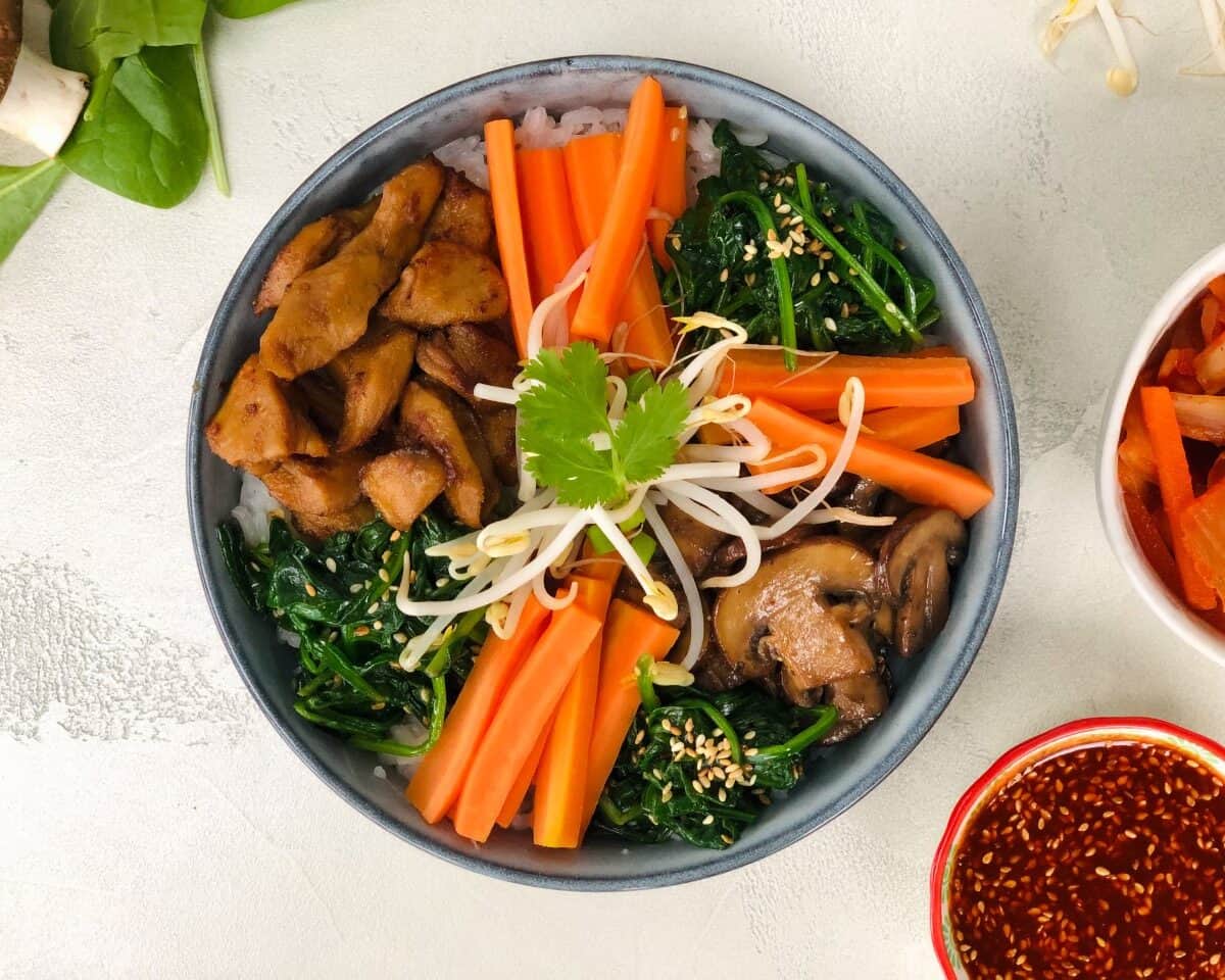 Koreanische Reis-Bowl "Bibimbap", mit planted chicken und Gemüse (vegan)