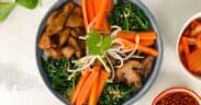 Koreanische Reis-Bowl "Bibimbap", mit planted chicken und Gemüse (vegan)