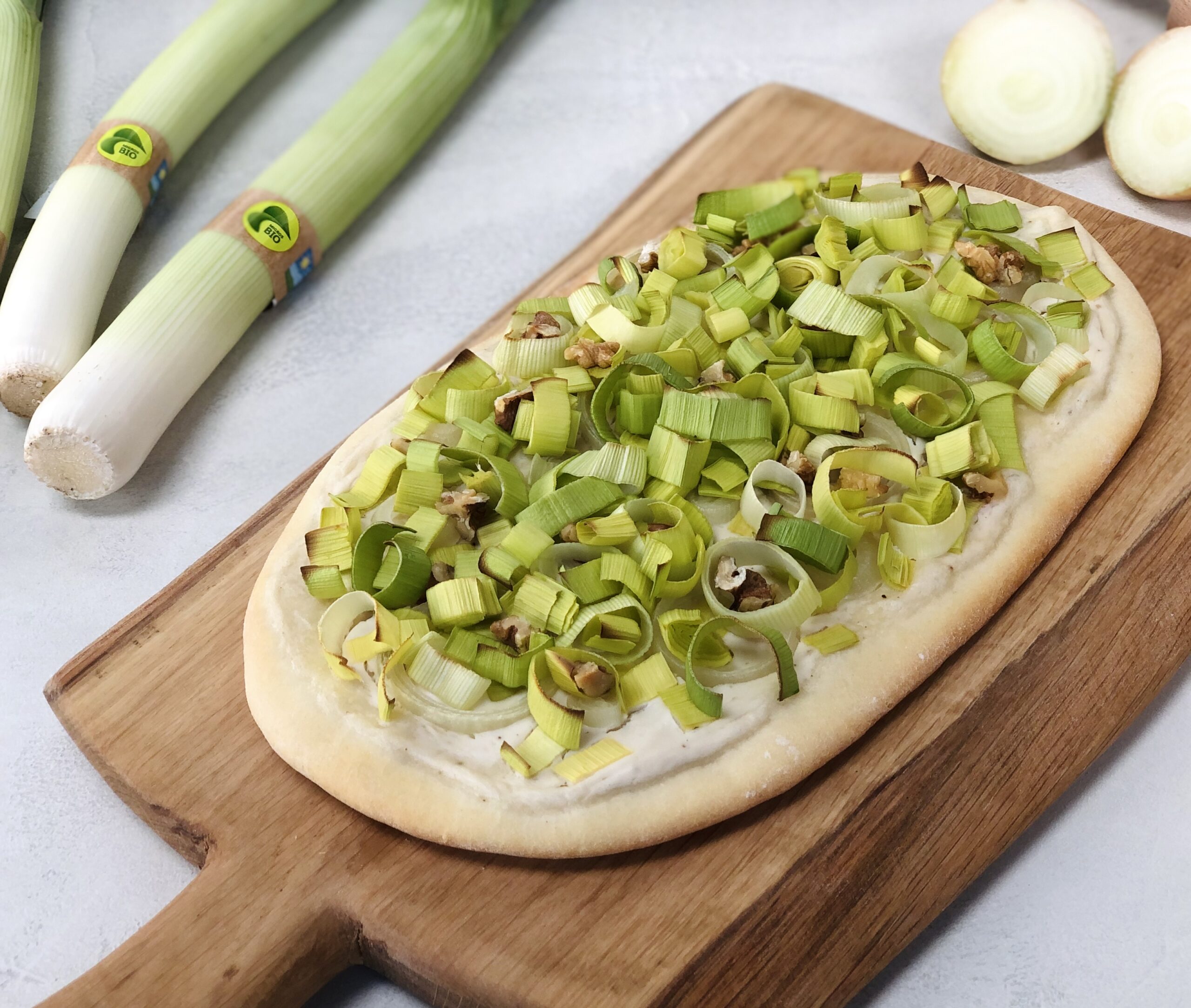 Migros Bio Kampagne 2022 / veganer Flammkuchen mit Lauch, Zwiebeln und Walnusskernen