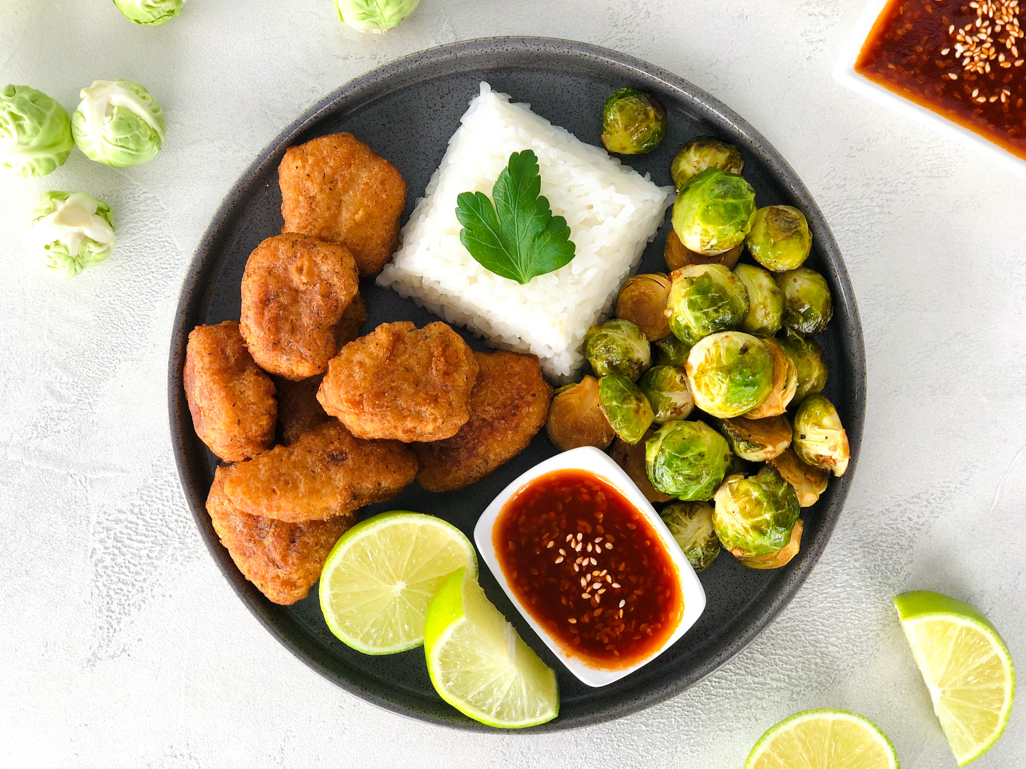 vegane Quorn Knusperli mit süss-scharfem Rosenkohl aus dem Ofen, Reis und süsser, asiatischen Sesamsauce