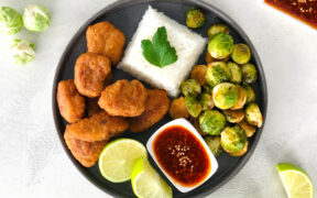 vegane Quorn Knusperli mit süss-scharfem Rosenkohl aus dem Ofen, Reis und süsser, asiatischen Sesamsauce