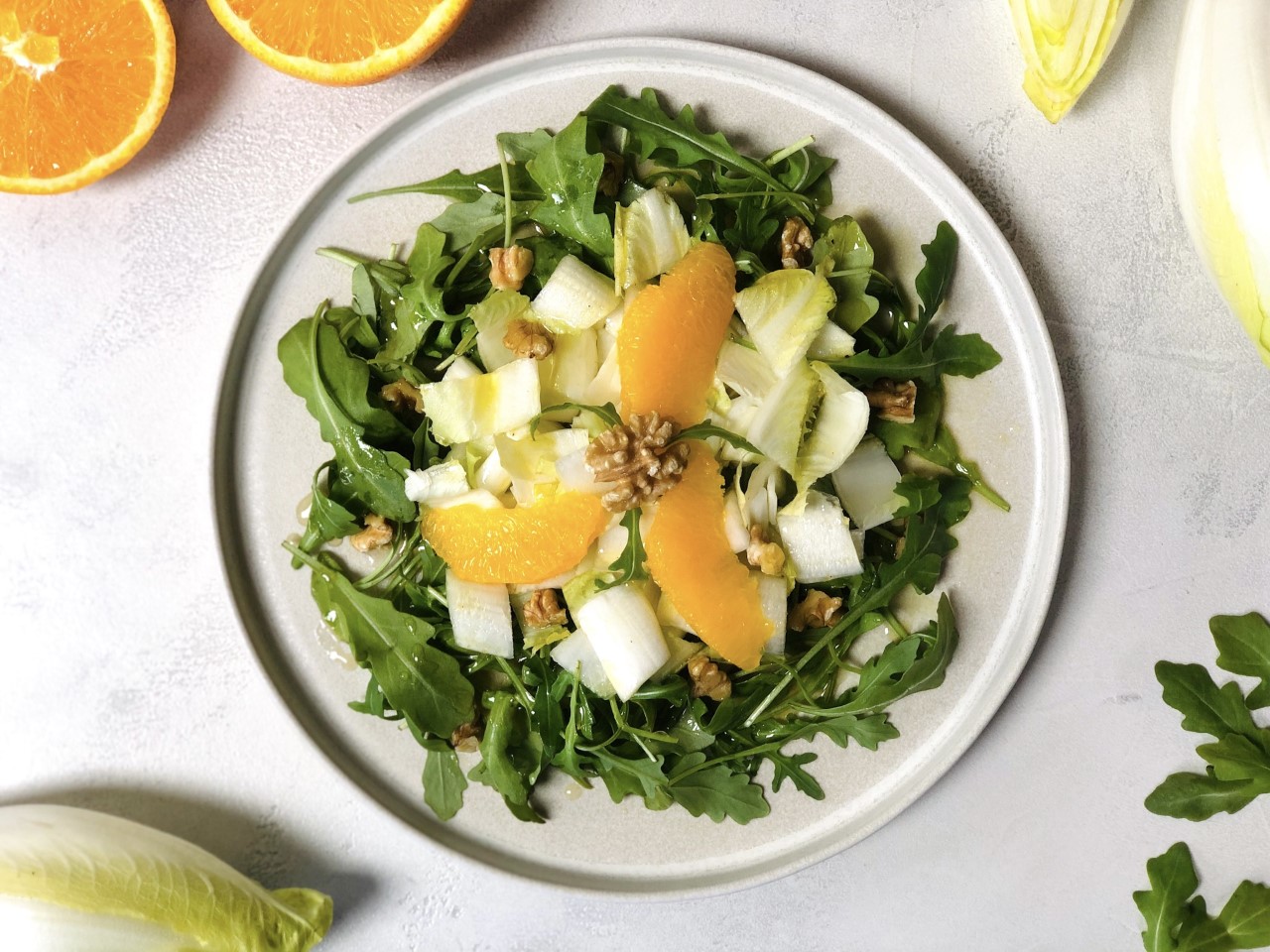 gesund und lecker: Chicorée Salat mit Rucola und süssem Orangen-Dressing