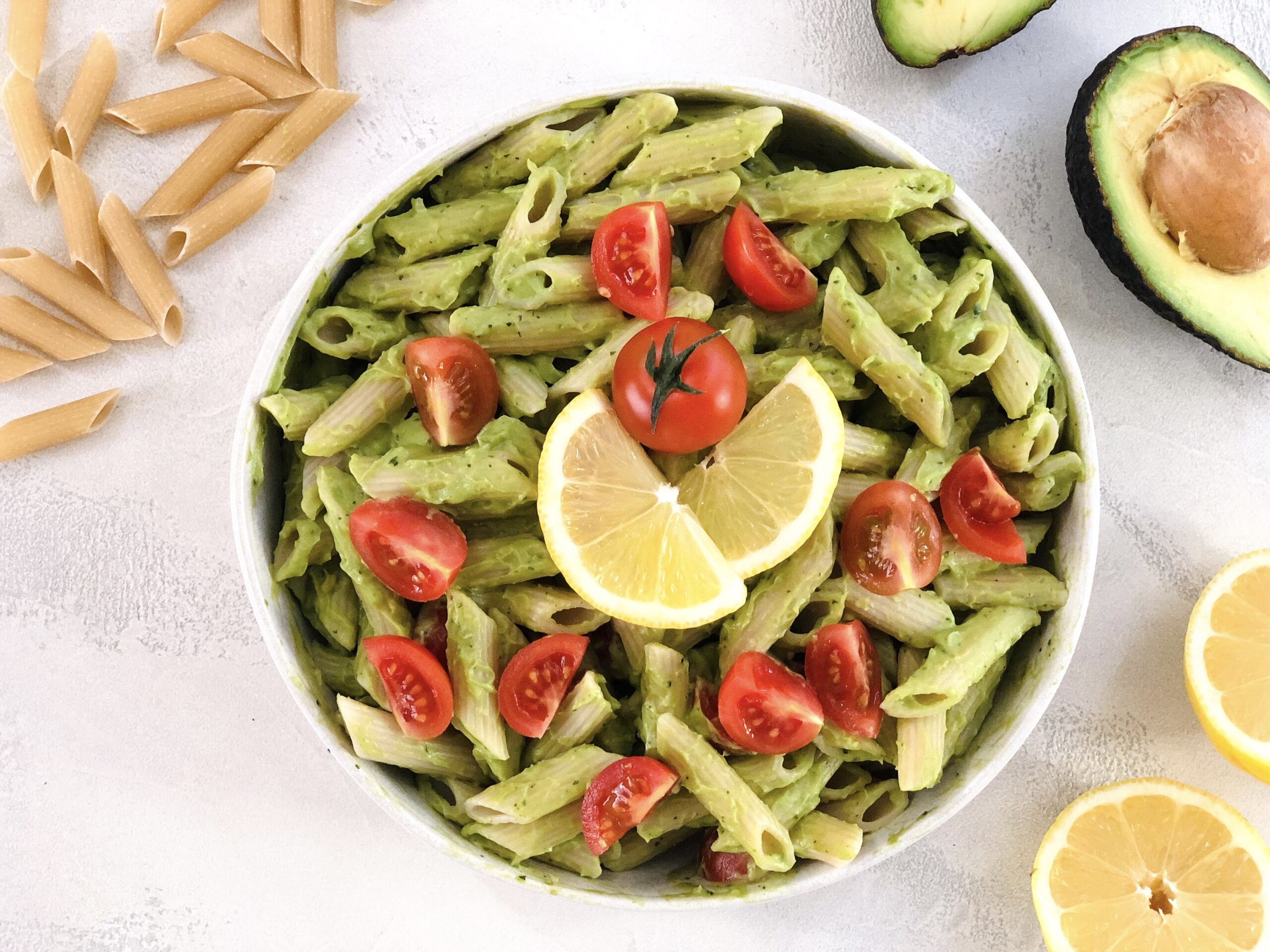 Pasta mit leckerstem Avocado-Basilikum Pesto (vegan)