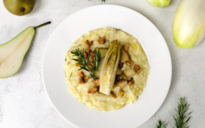 Chicorée Risotto mit Rosmarin: getoppt mit caramelisierten Walnussstückchen, gebratenen Birnenstückchen und gebratenem Chicorée (vegan)