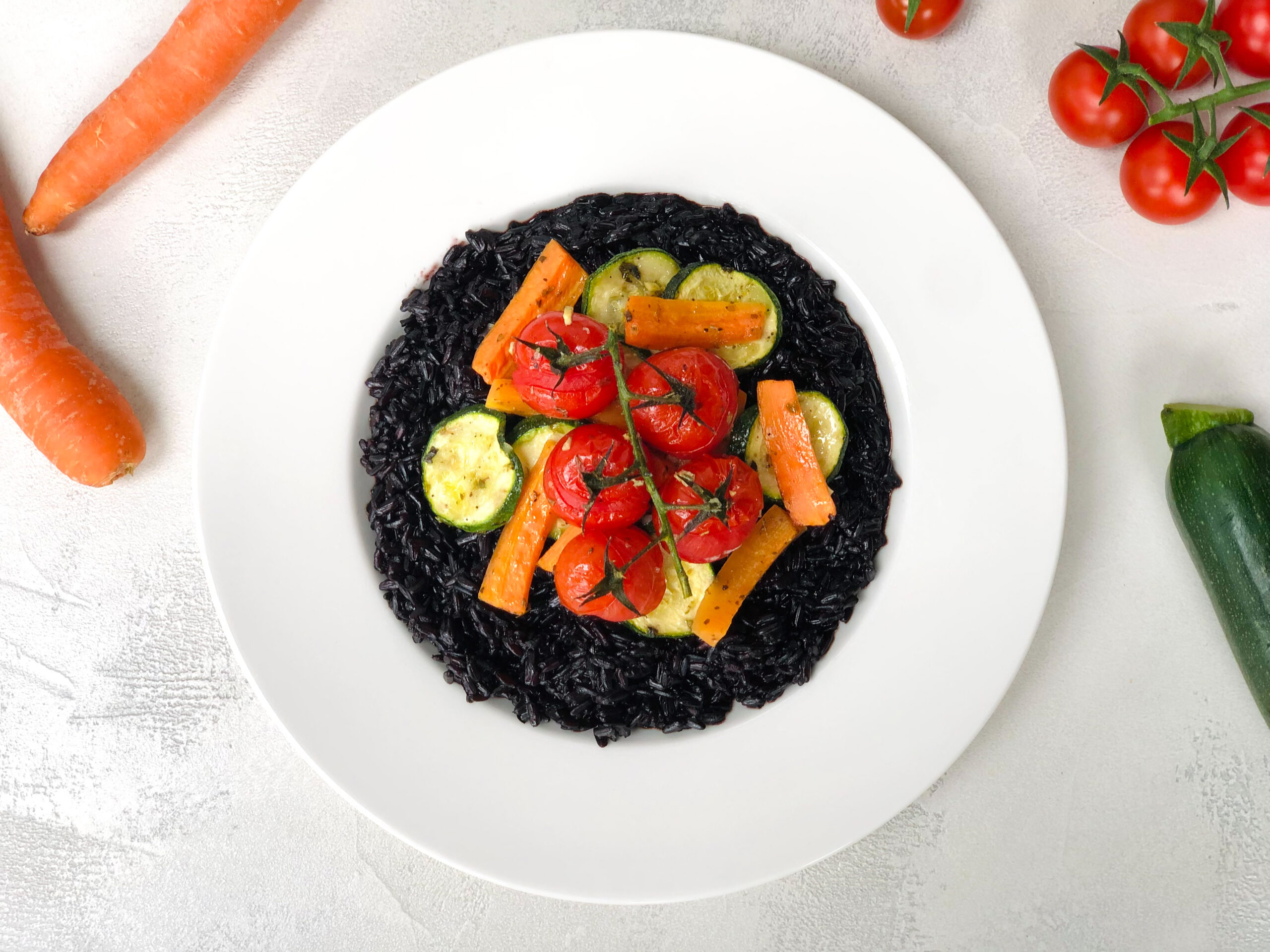 Schwarzer Risotto mit Ofengemüse (black rice risotto) vegan