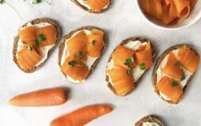 Veganer Apero-Snack: Leckere Karotten-Lachsbrötchen mit rauchigem, selbstgemachtem Karottenlachs