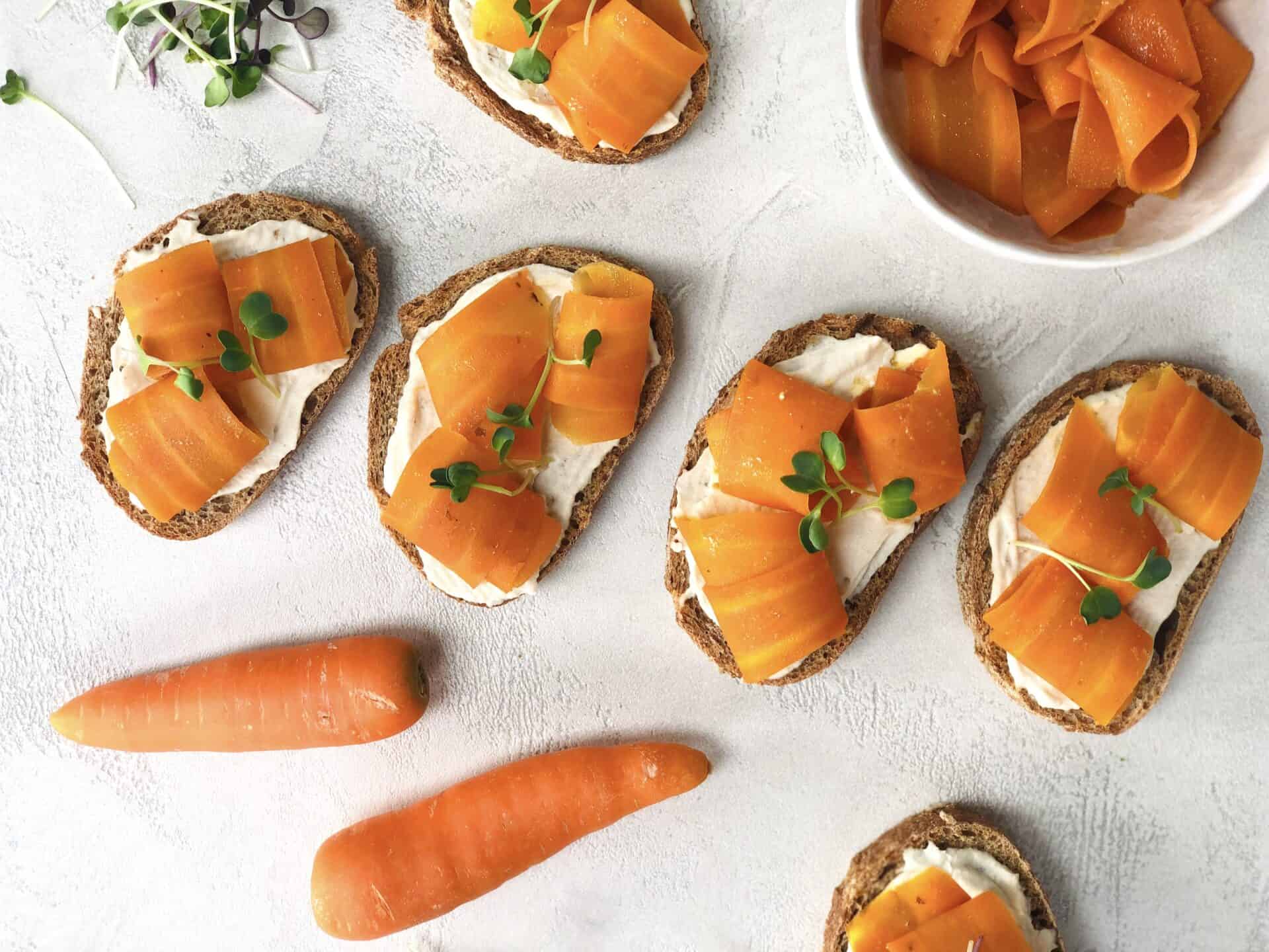 Veganer Apero-Snack: Leckere Karotten-Lachsbrötchen mit rauchigem, selbstgemachtem Karottenlachs