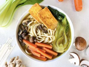 Miso Ramen mit Tofu und Gemüse, eine Schüssel Japan (vegan)