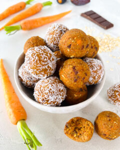 Gesunder Snack: Carrot Cake Energy Balls mit Schokostückchen