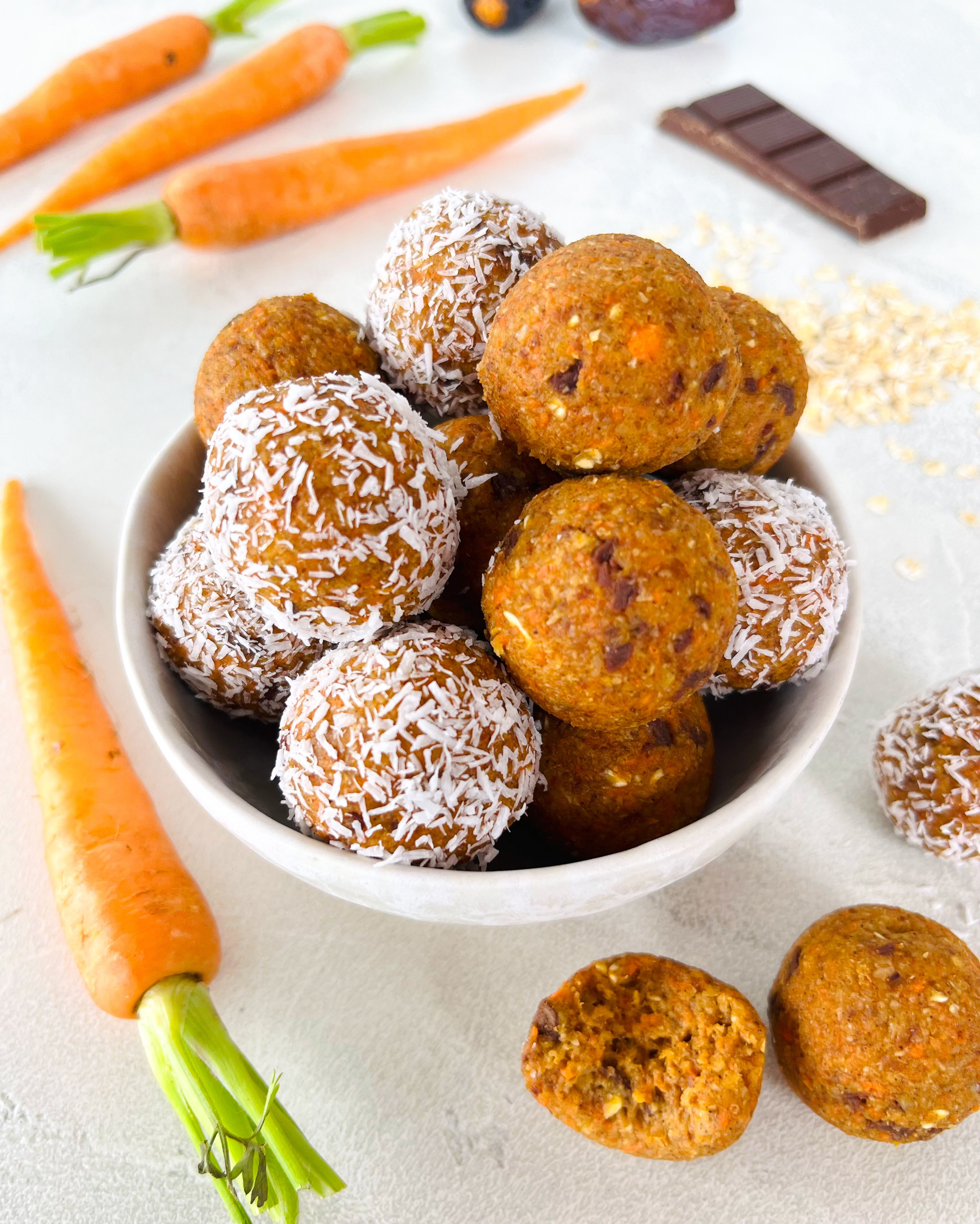 Gesunder Snack: Carrot Cake Energy Balls mit Schokostückchen