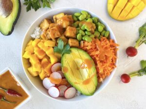 Poké Bowl mit knusprigem Tofu und Sweet & Spicy Mango-Chili Sauce (vegan)
