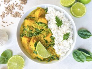 Proteinreiches Süsskartoffel-Linsen-Curry mit Spinat und Reis – Gesundes veganes Rezept