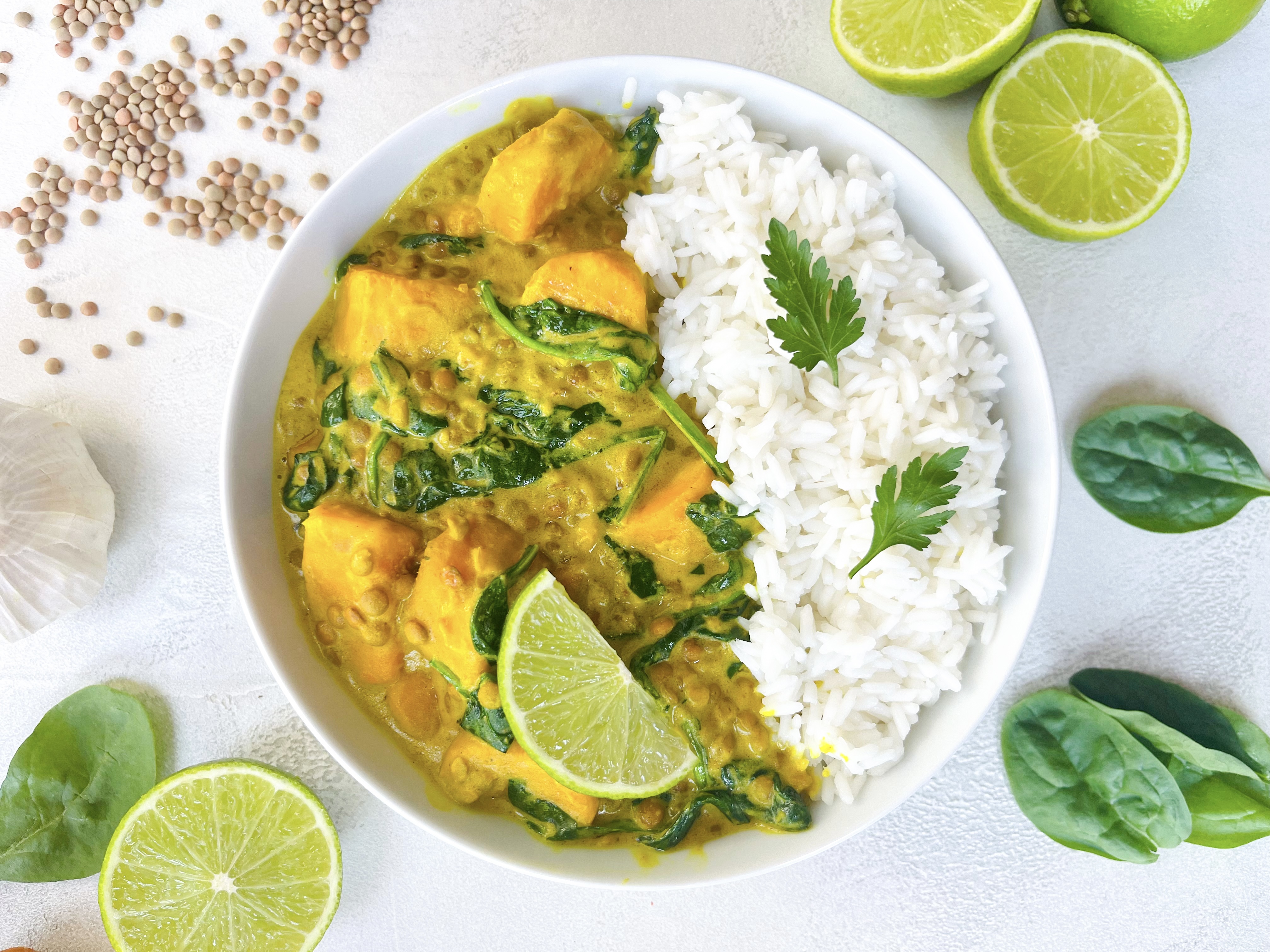 Proteinreiches Süsskartoffel-Linsen-Curry mit Spinat und Reis – Gesundes veganes Rezept