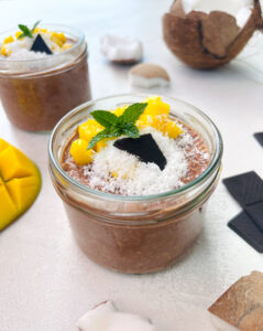 Gesundes Frühstück: Bounty Overnight Oats mit Kokos & Schokolade – Mit frischer Mango als Topping