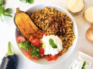 Levantinische Mujaddara Bowl – mit gebackener Aubergine, Tomaten-Gurken-Salat und Joghurt-Minze-Sauce